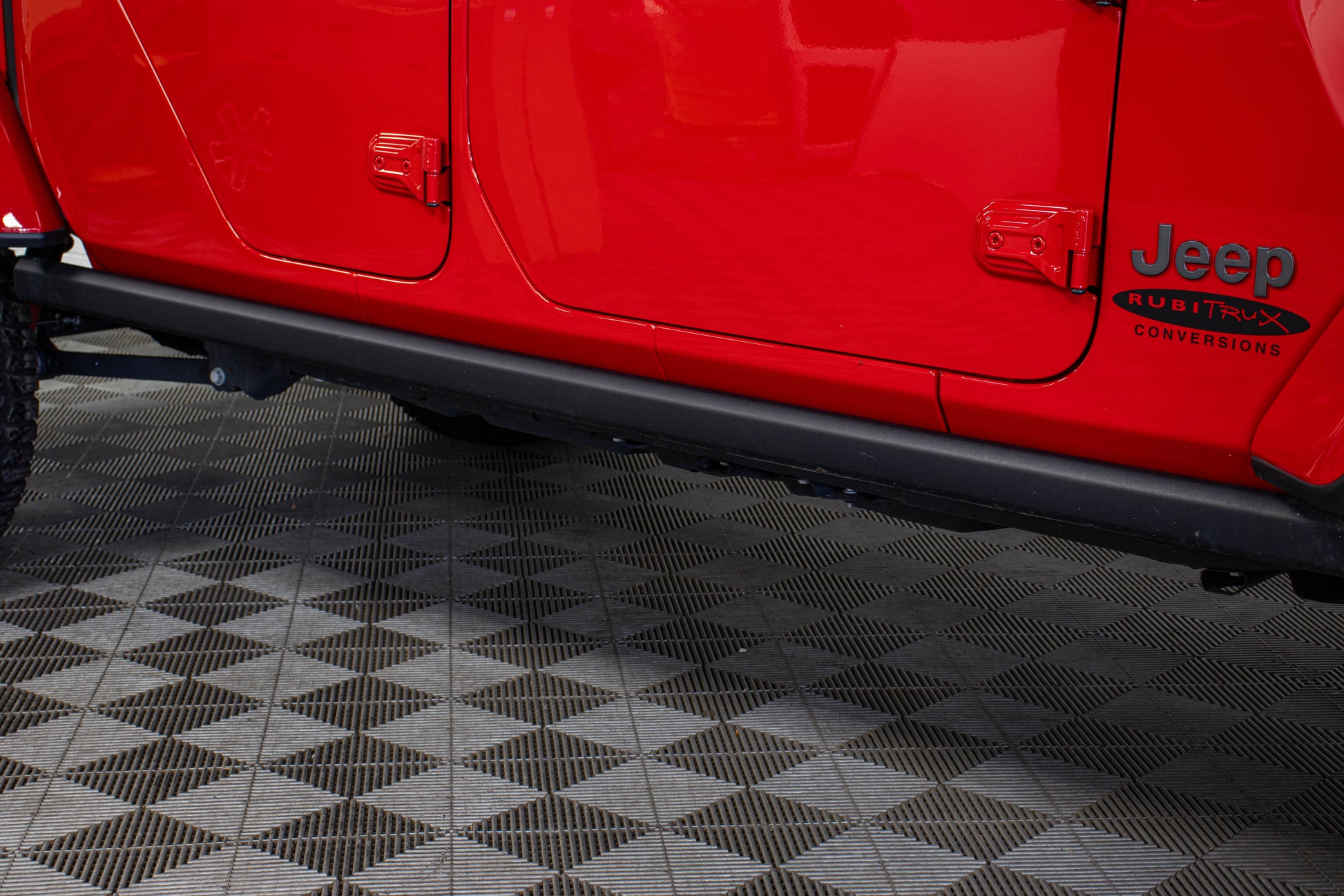 Pre-Owned 2023 Jeep Gladiator JT Rubicon Hard Top Red, 1k Miles