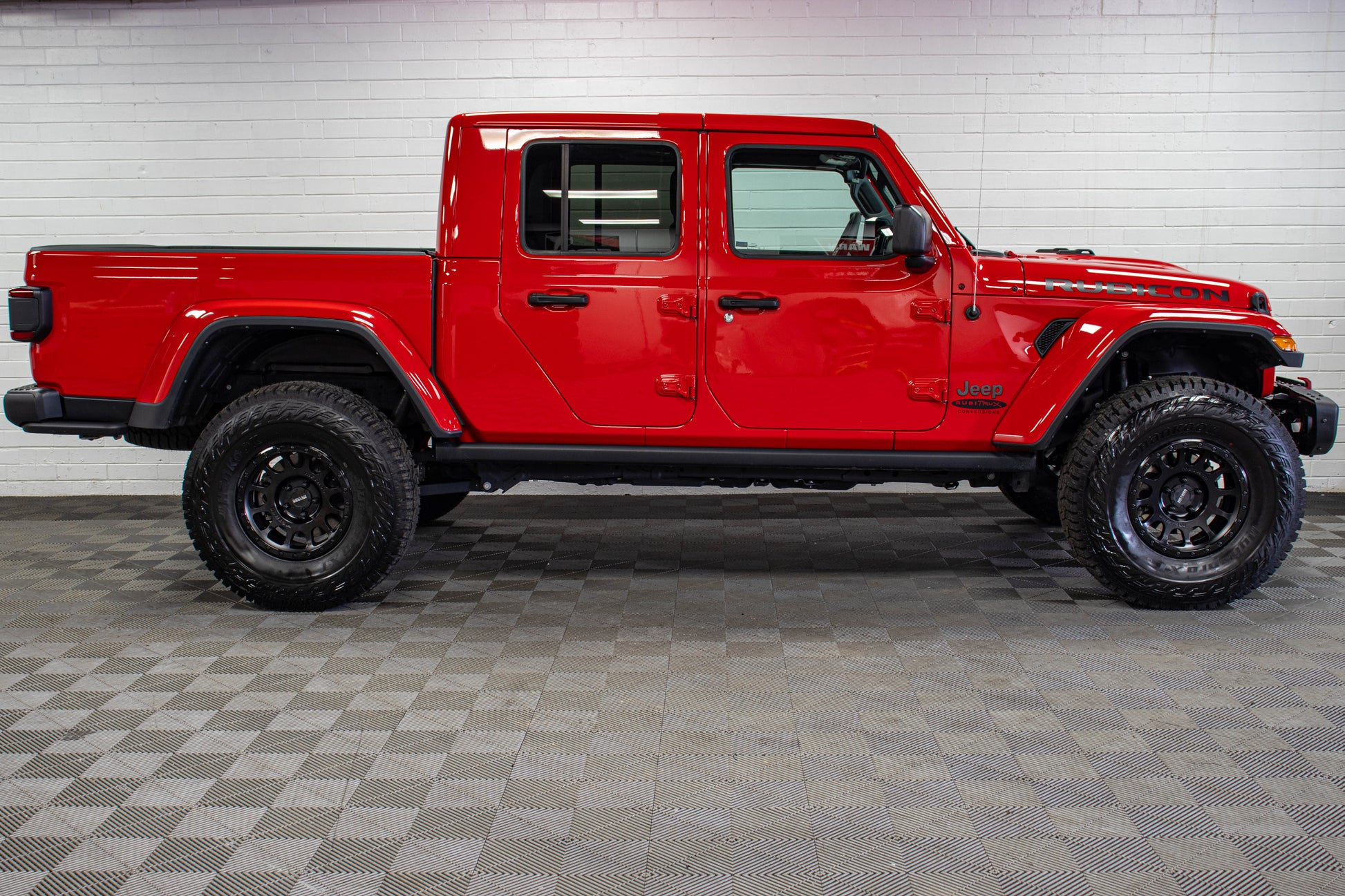 Pre-Owned 2023 Jeep Gladiator JT Rubicon Hard Top Red, 1k Miles