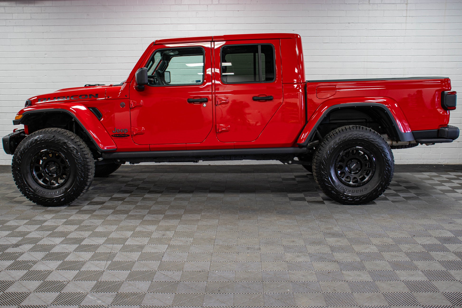 Pre-Owned 2023 Jeep Gladiator JT Rubicon Hard Top Red, 1k Miles