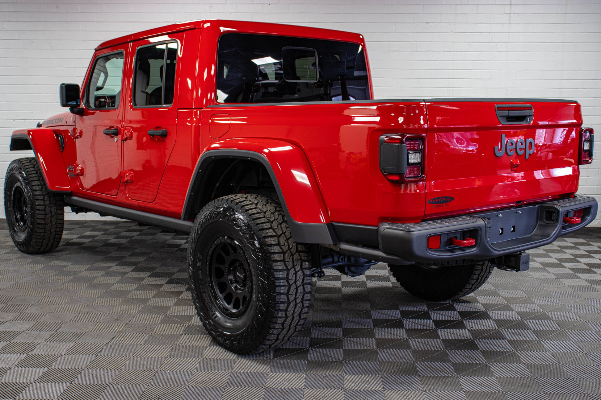 Pre-Owned 2023 Jeep Gladiator JT Rubicon Hard Top Red, 1k Miles