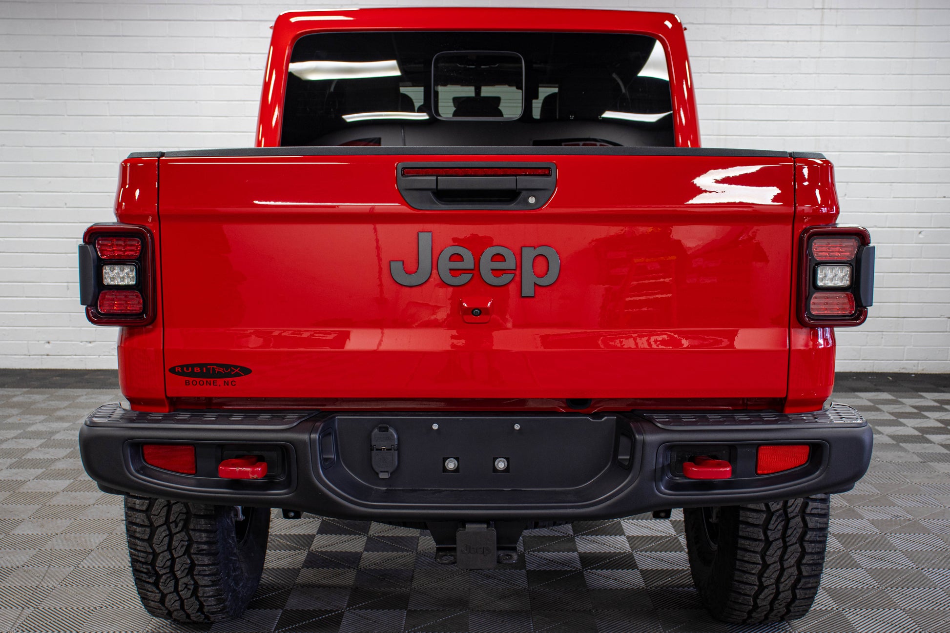 Pre-Owned 2023 Jeep Gladiator JT Rubicon Hard Top Red, 1k Miles
