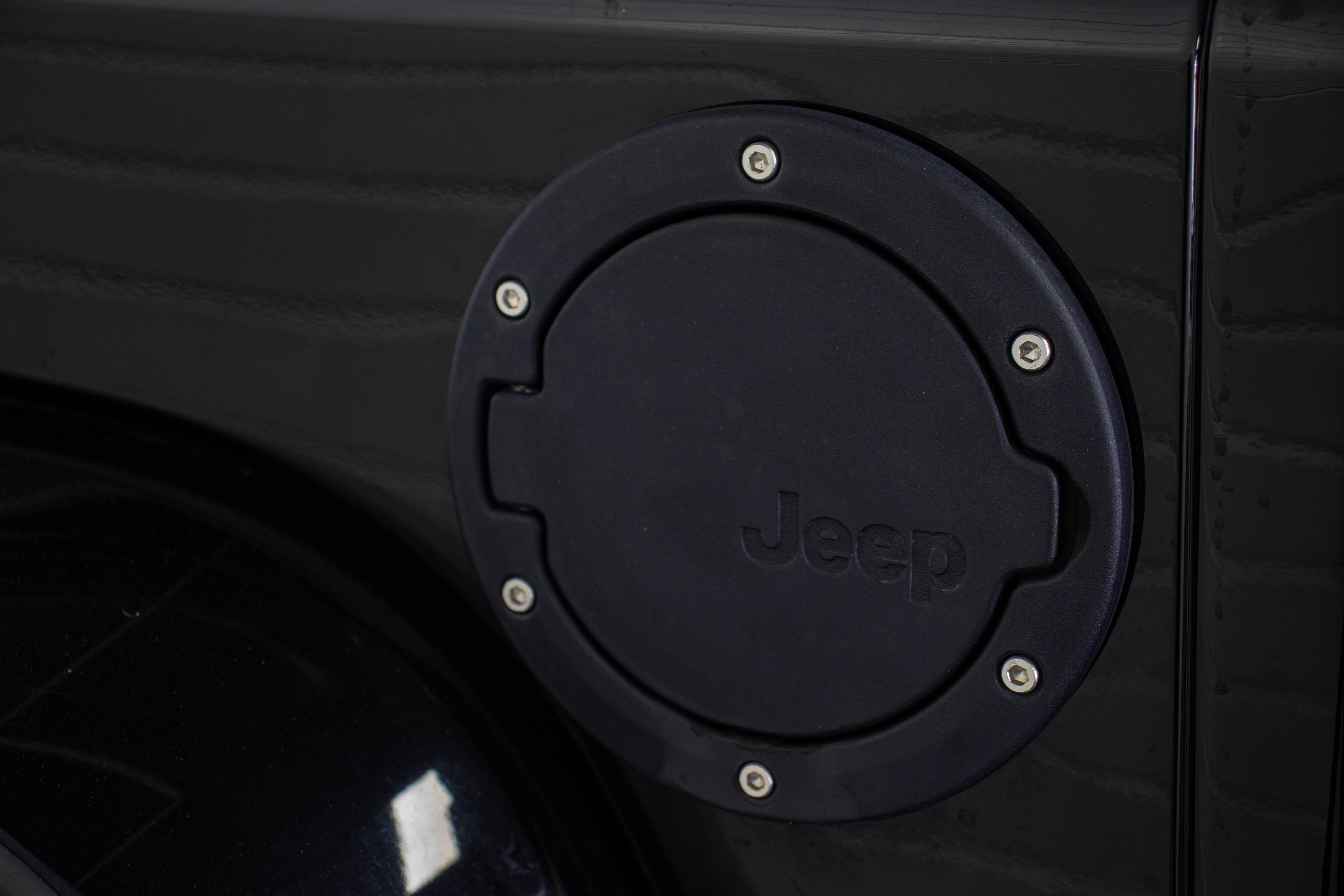 2016 Jeep Wrangler JKU Sahara HEMI Black, 102k Miles