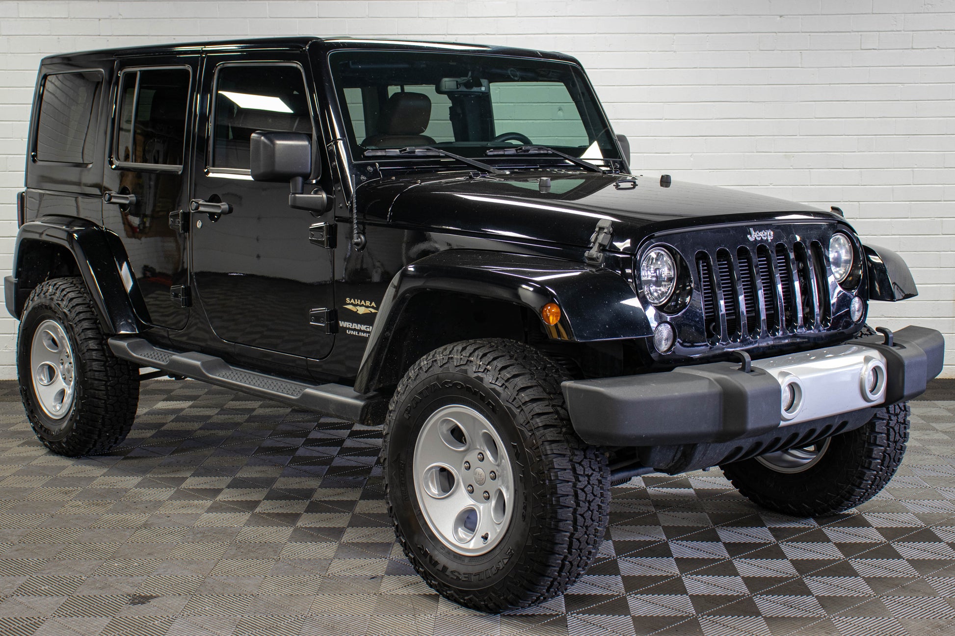 2016 Jeep Wrangler JKU Sahara HEMI Black, 102k Miles