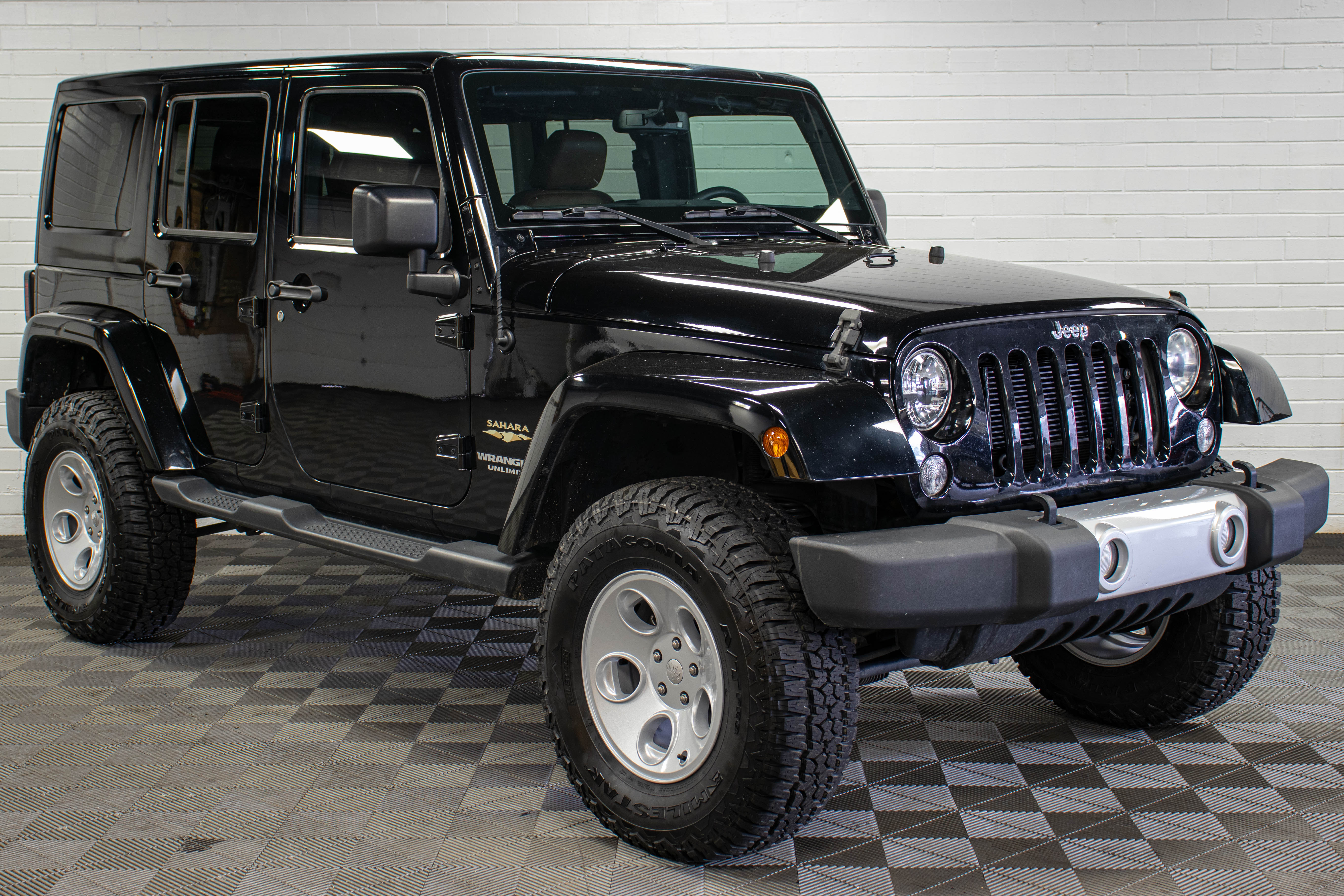 Pre-Owned 2016 Jeep Wrangler Unlimited Sahara HEMI Hard Top Black, 102k Miles