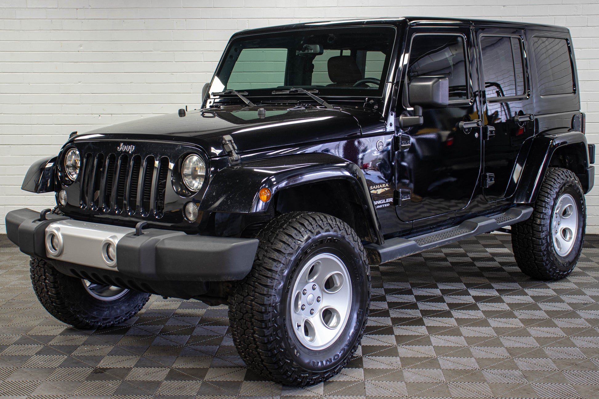 2016 Jeep Wrangler JKU Sahara HEMI Black, 102k Miles