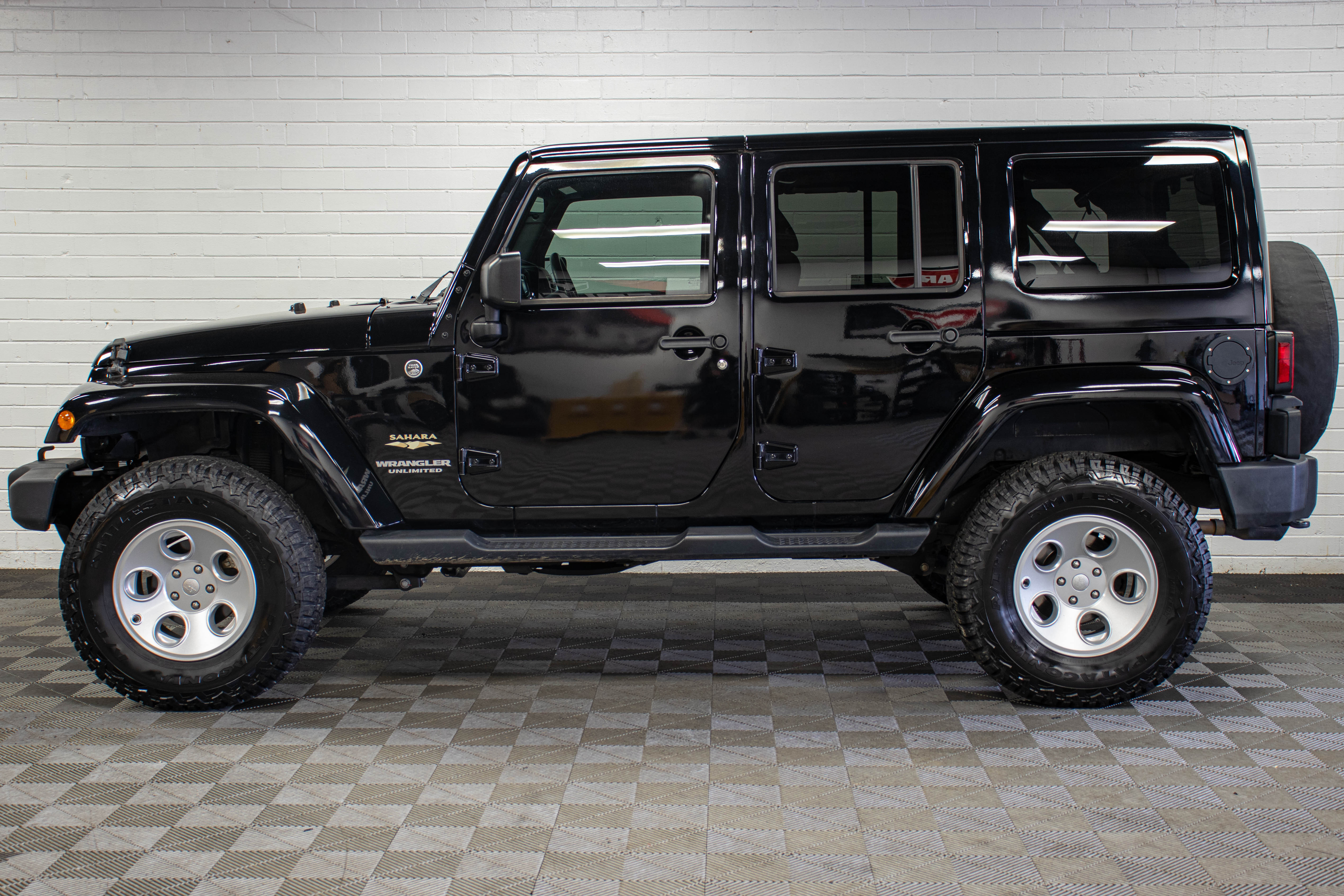 2016 Jeep Wrangler JKU Sahara HEMI Black, 102k Miles
