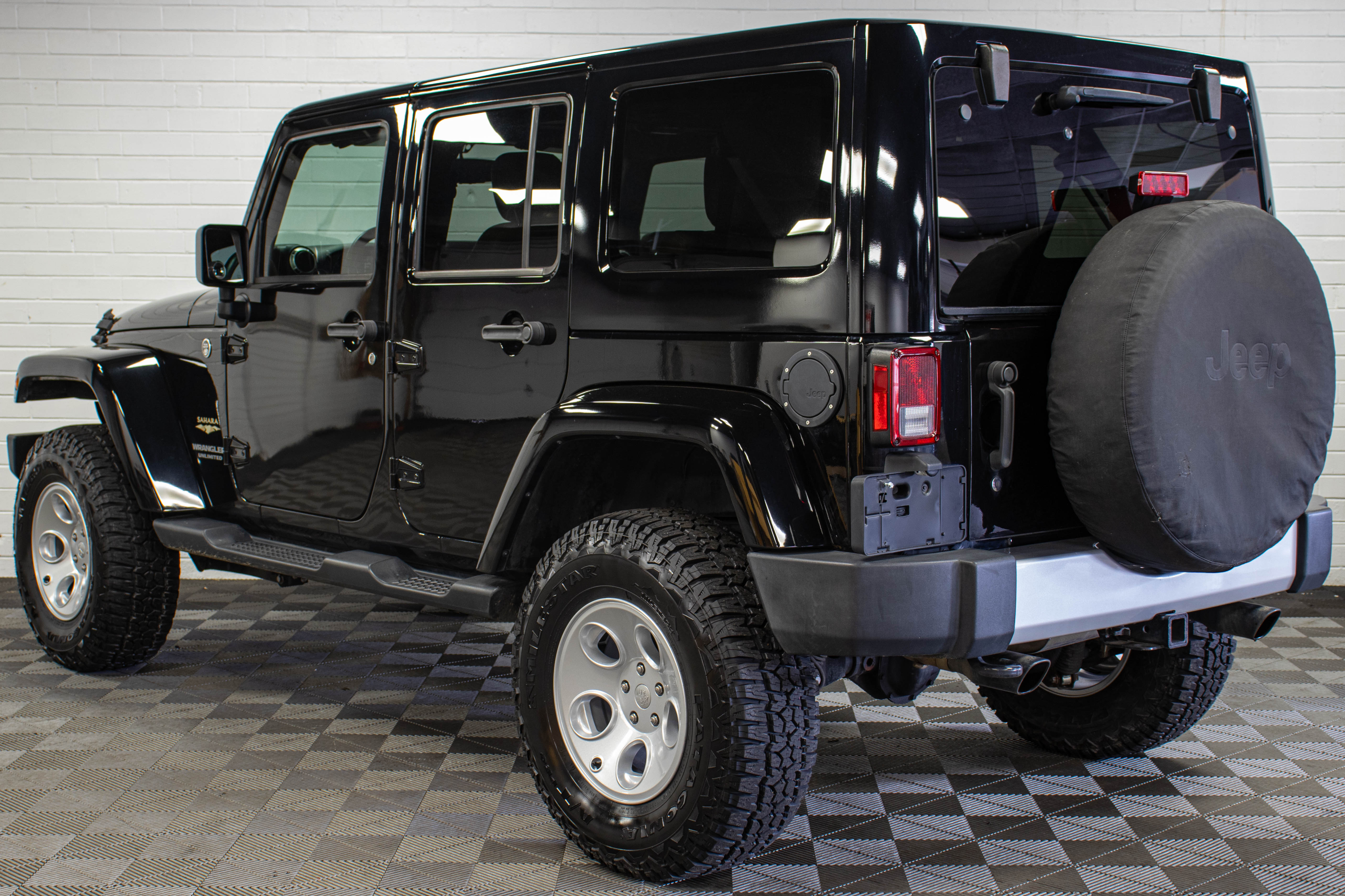 2016 Jeep Wrangler JKU Sahara HEMI Black, 102k Miles