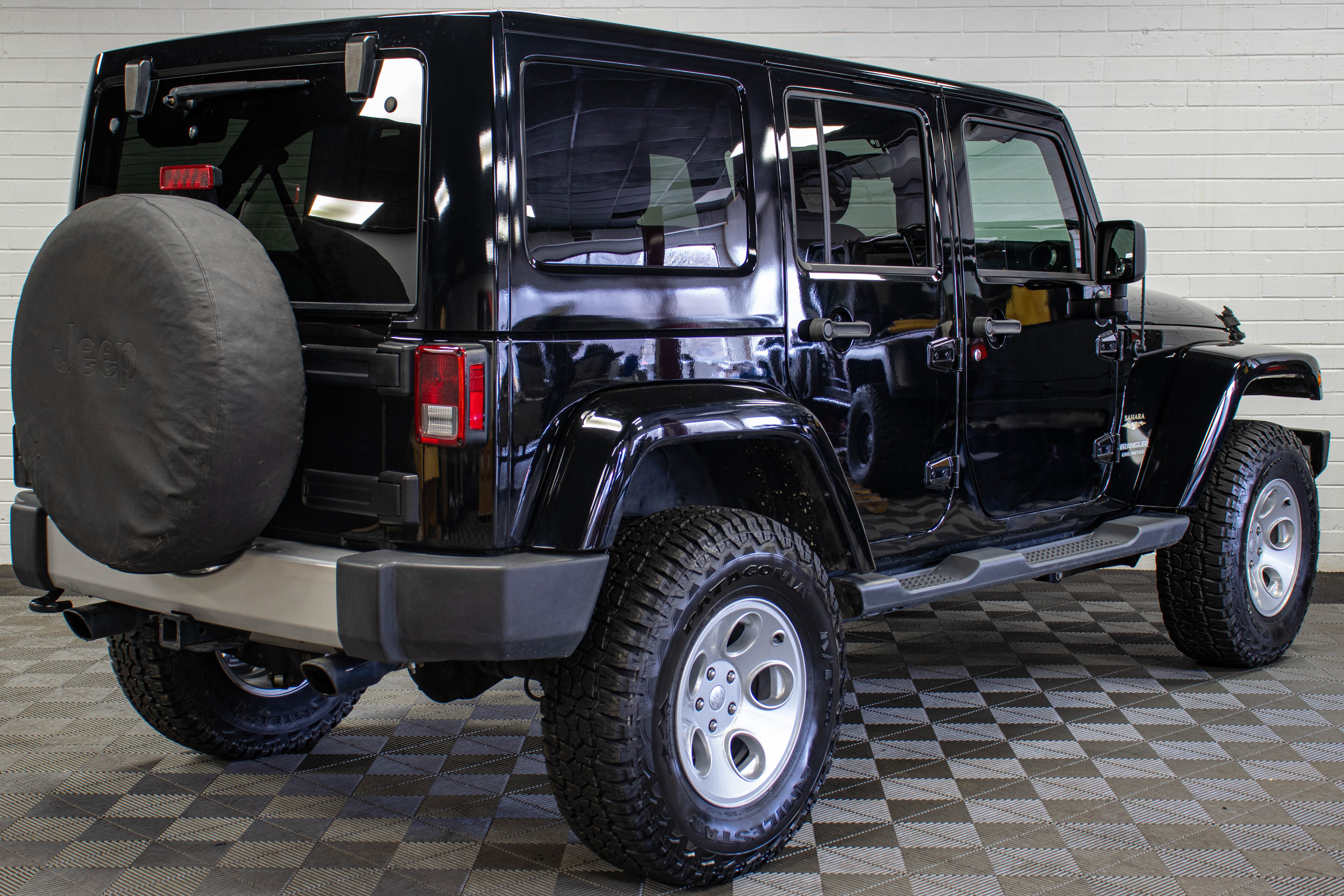 2016 Jeep Wrangler JKU Sahara HEMI Black, 102k Miles