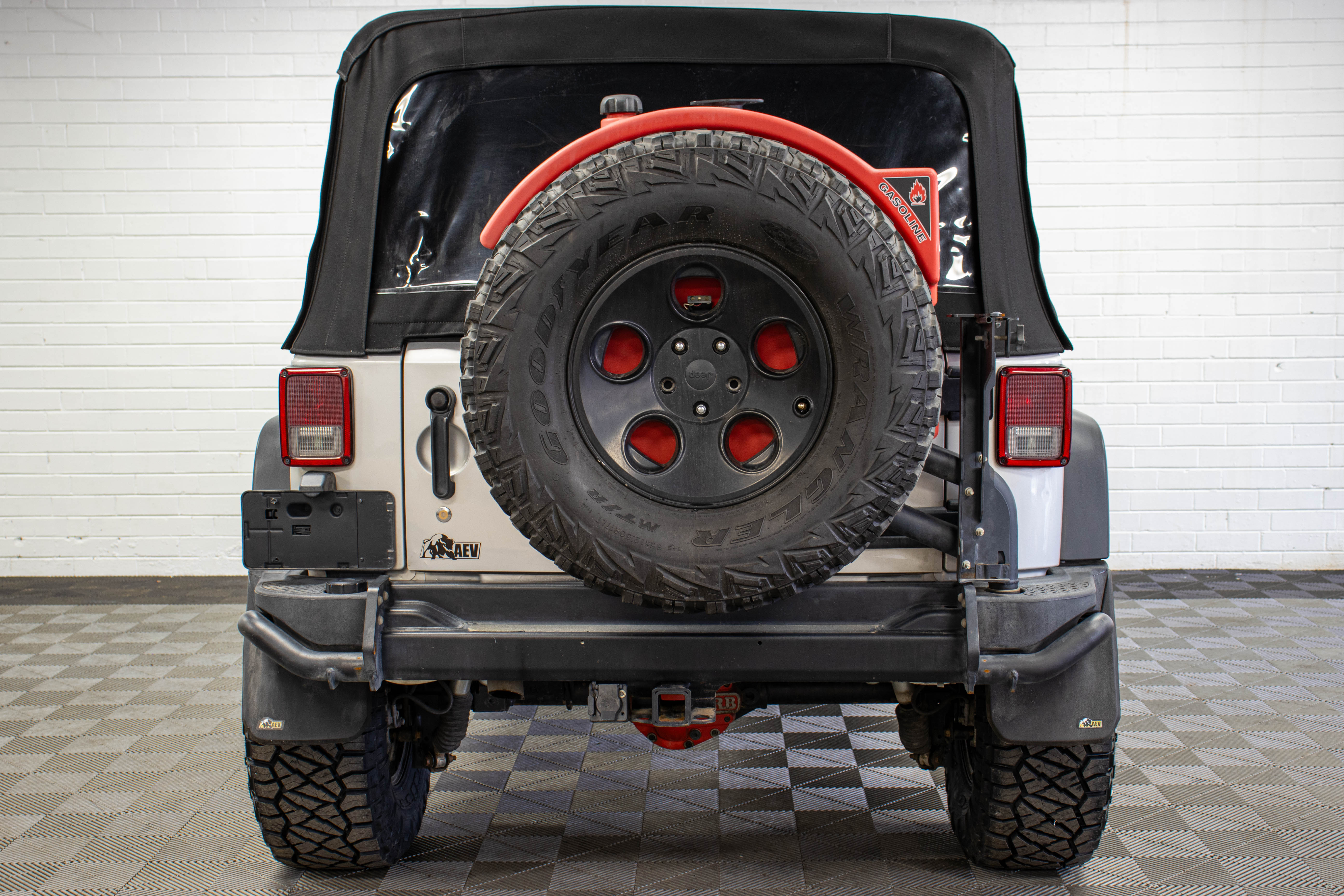 2011 Jeep Wrangler JKUR HEMI Soft Top Silver, 114k Miles