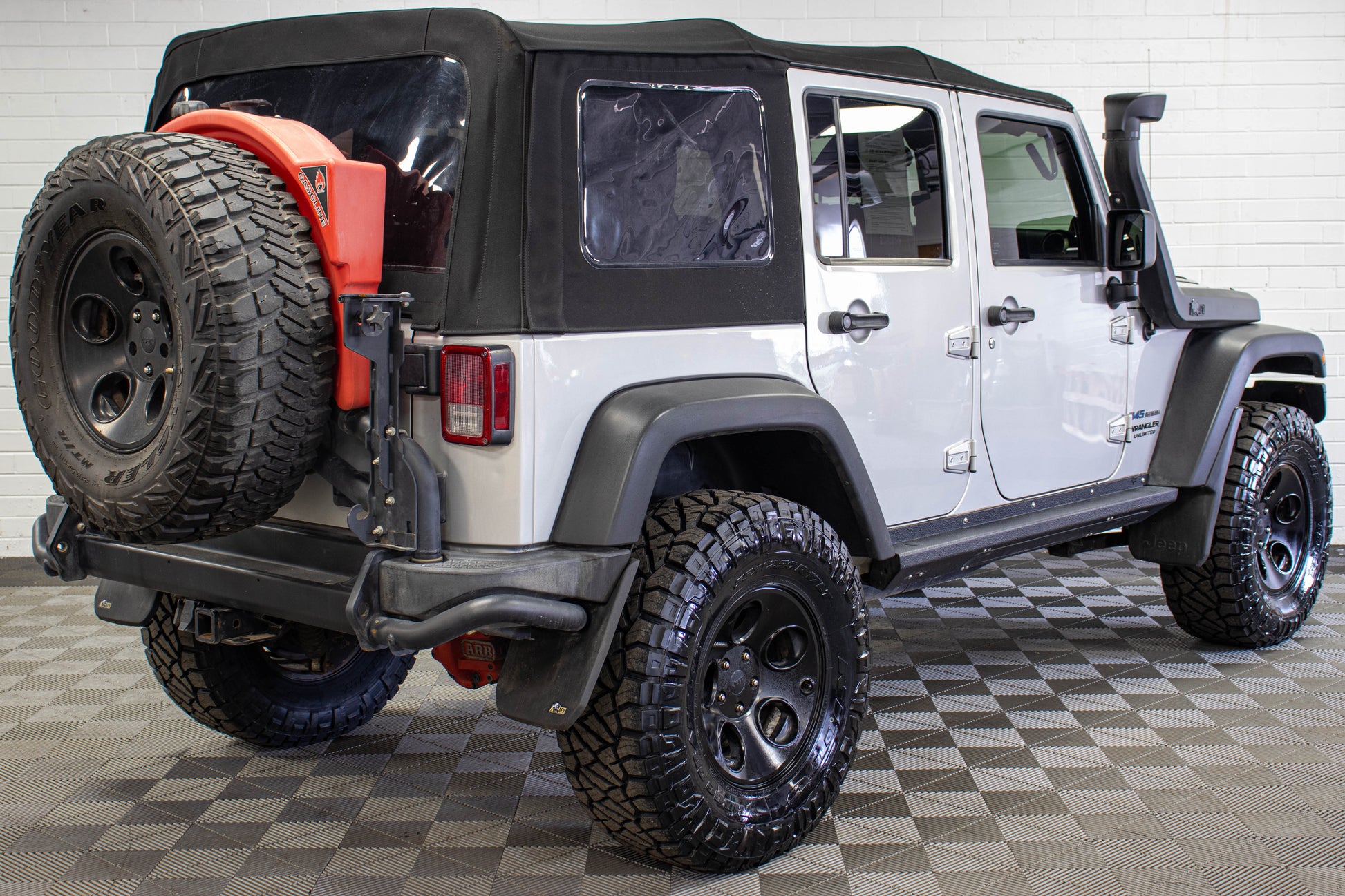 2011 Jeep Wrangler JKUR HEMI Soft Top Silver, 114k Miles
