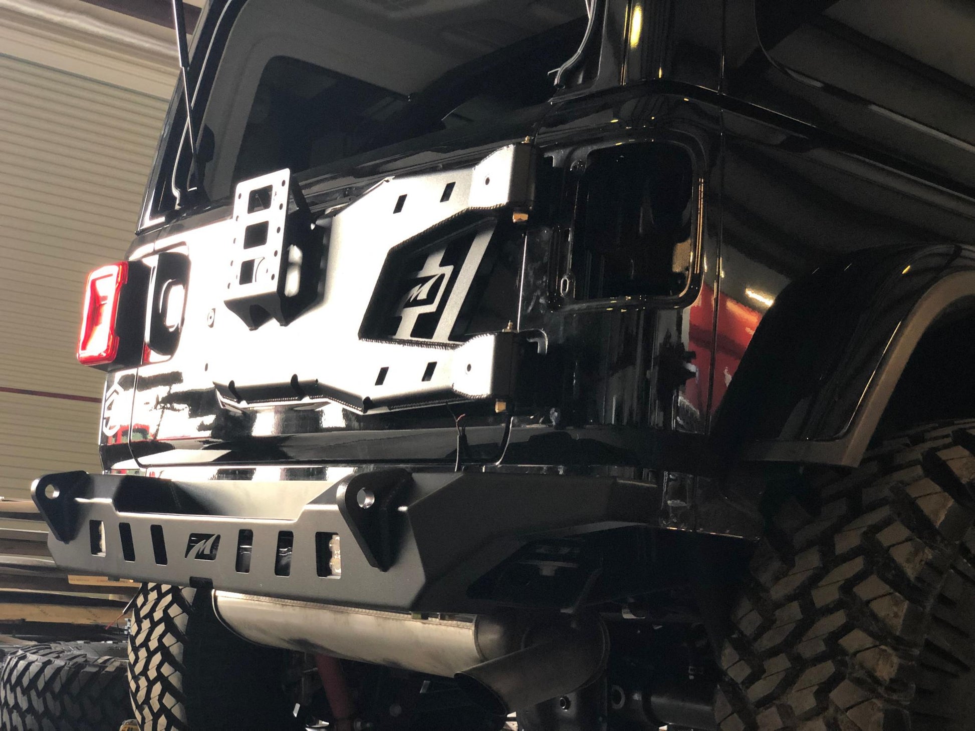Jeep JL Tire Carrier 18 + Wrangler JL Up To 40 Inch Tire Motobilt